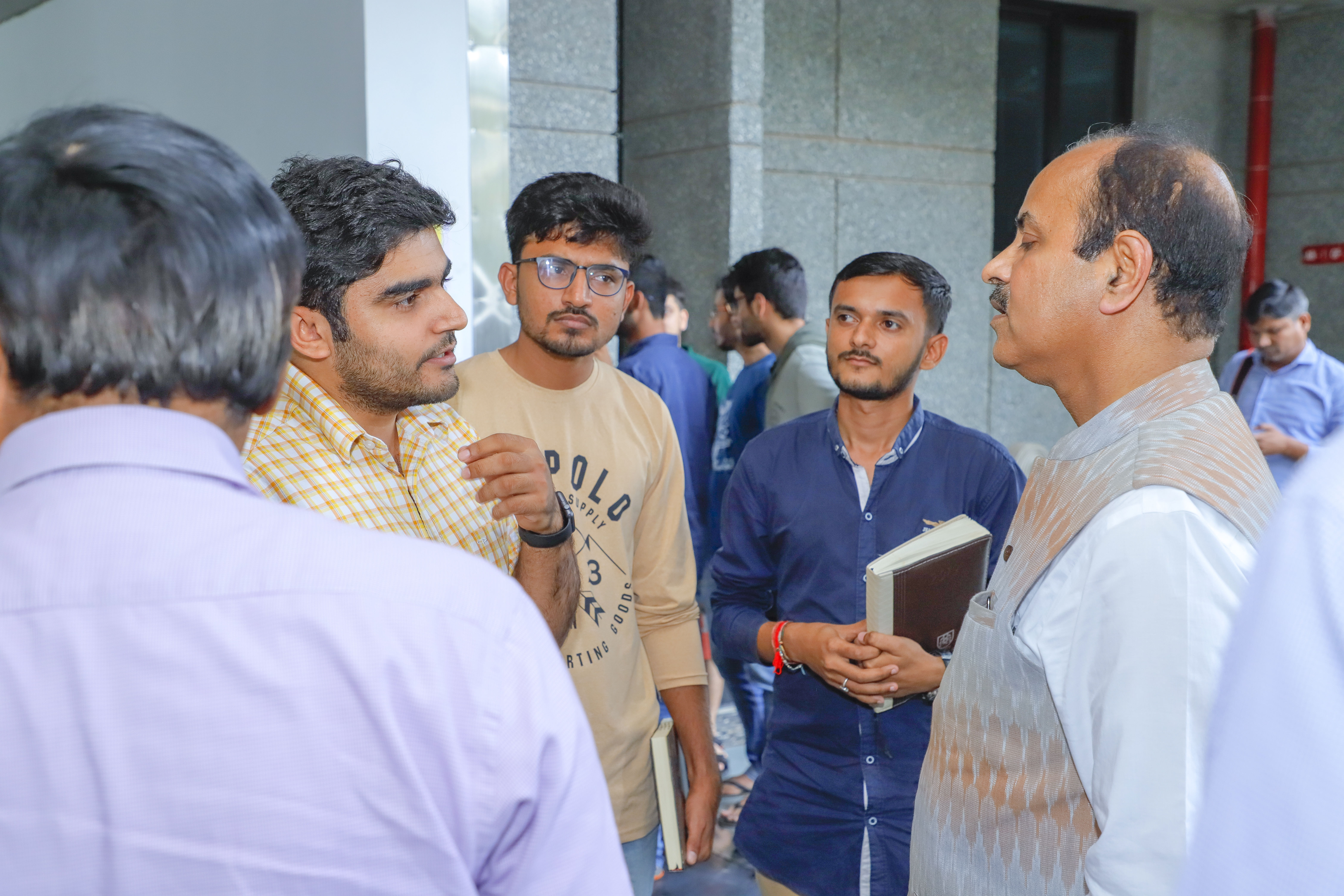 IIT ગાંધીનગર ખાતે યુવા ઇજનેરો સાથે NHSRCL ના MD વાર્તાલાપ કરી રહ્યા છે.
